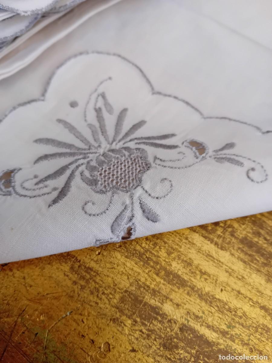 Antig&uuml;edades: 12 servilletas de hilo con flor bordada d&eacute;cada de los 60 - Foto 3