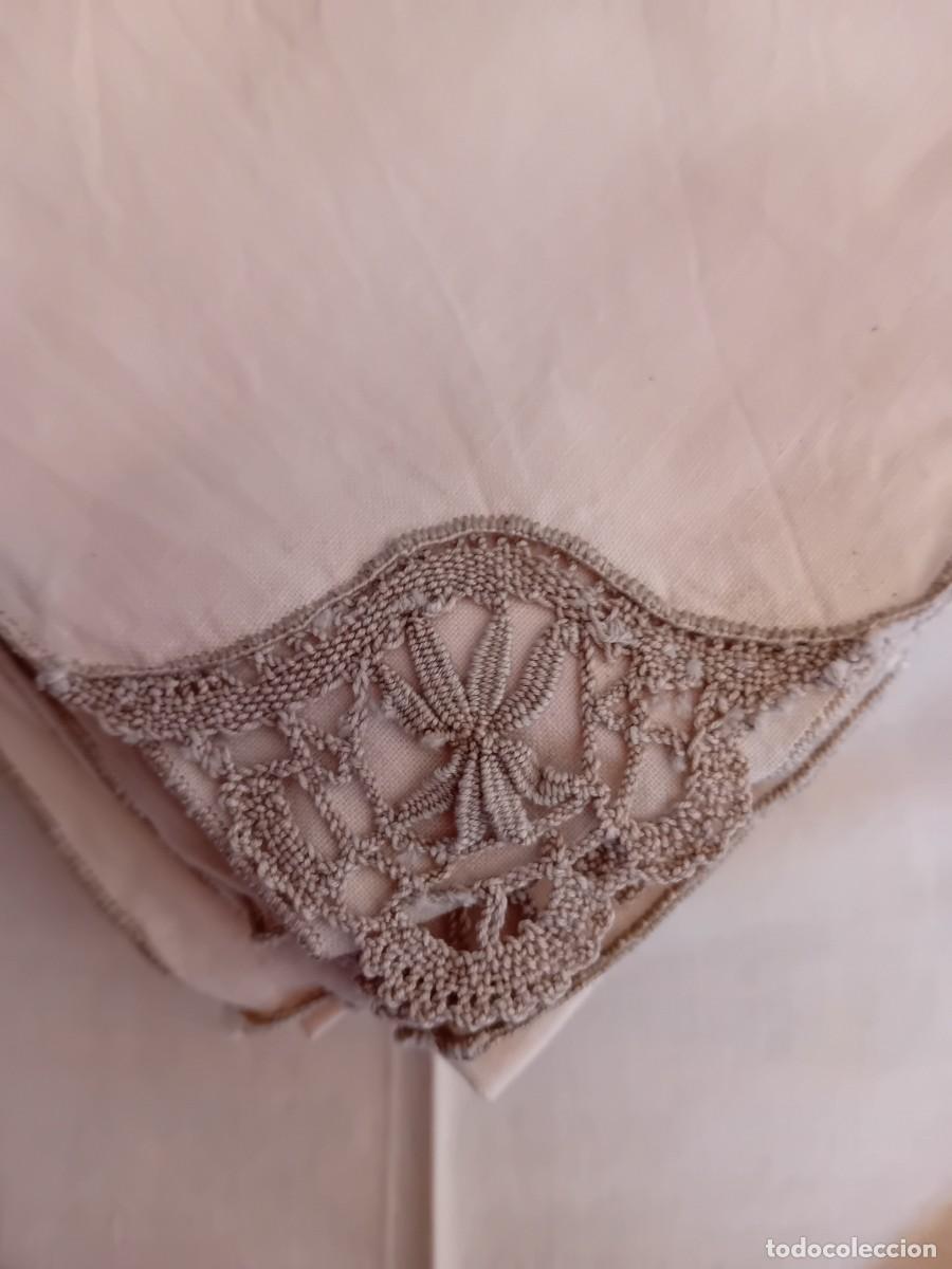 Antig&uuml;edades: 8 servilletas de hilo con flor bordada d&eacute;cada de los 60 - Foto 2