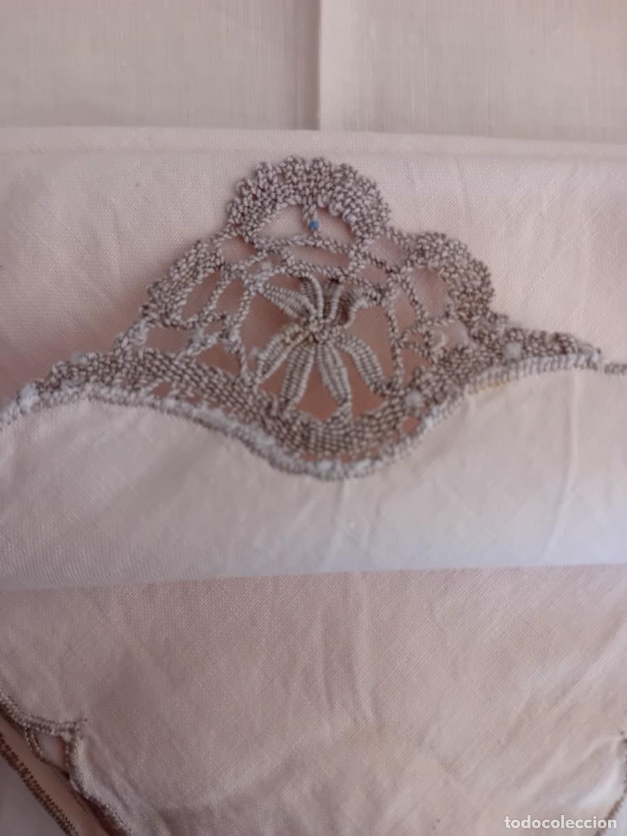 Antig&uuml;edades: 8 servilletas de hilo con flor bordada d&eacute;cada de los 60 - Foto 3