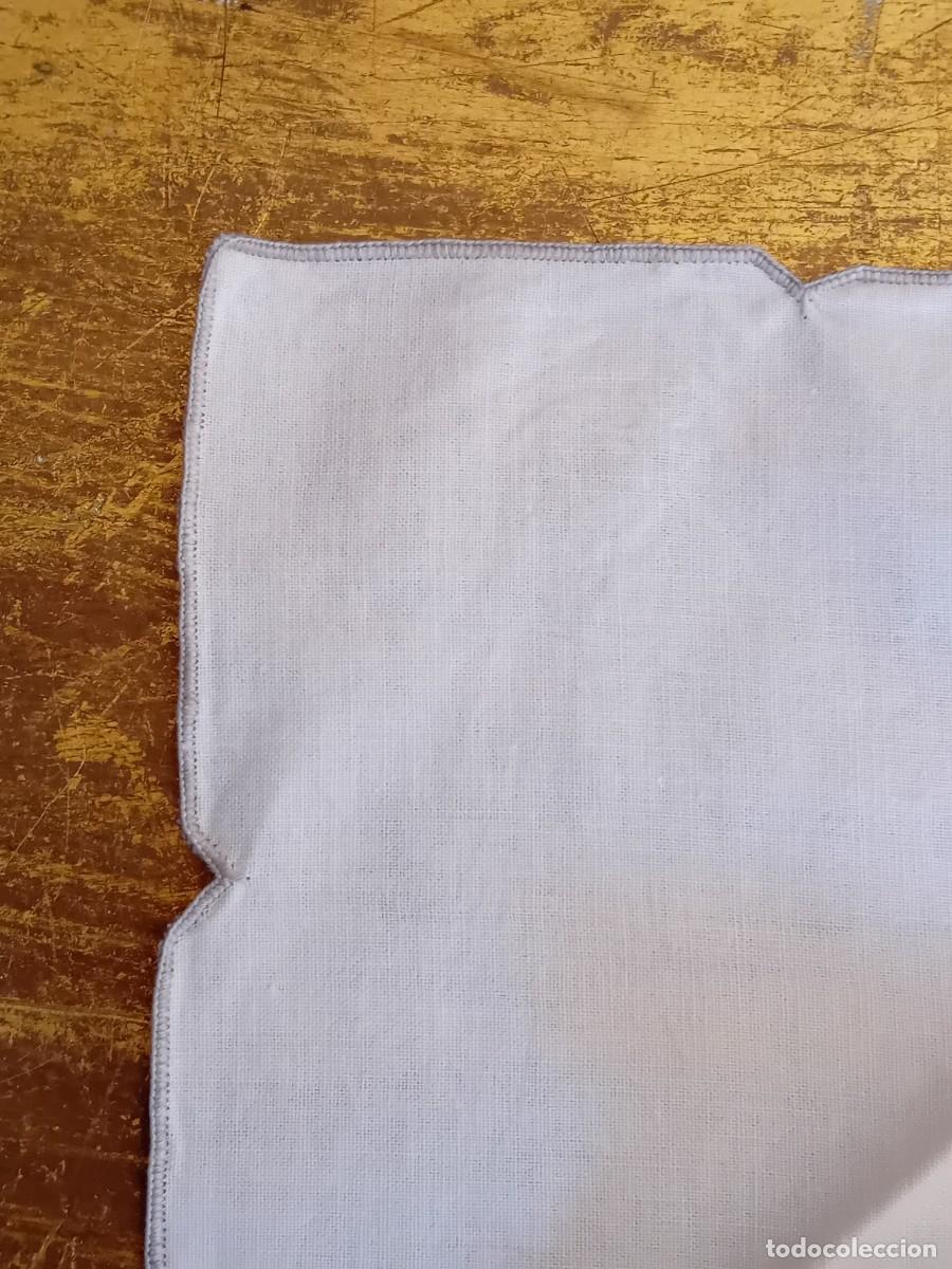 Antig&uuml;edades: 8 servilletas de hilo con flor bordada d&eacute;cada de los 60 - Foto 4
