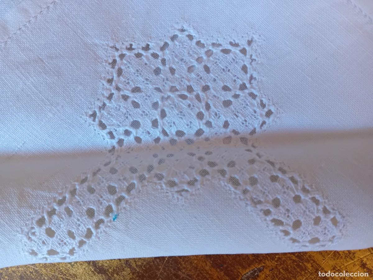Antig&uuml;edades: 6 servilletas de lino con flor bordada d&eacute;cada de los 50 - Foto 3