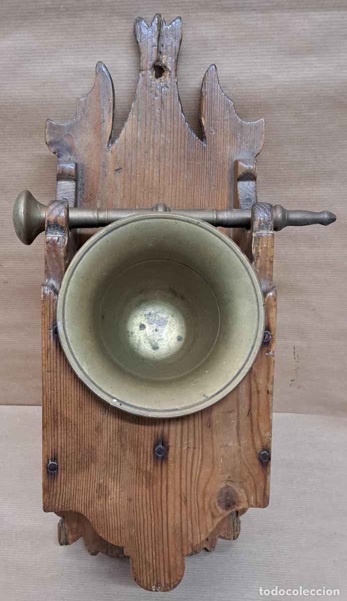 Antig&uuml;edades: Antiguo soporte de madera con mortero de bronce - Foto 1