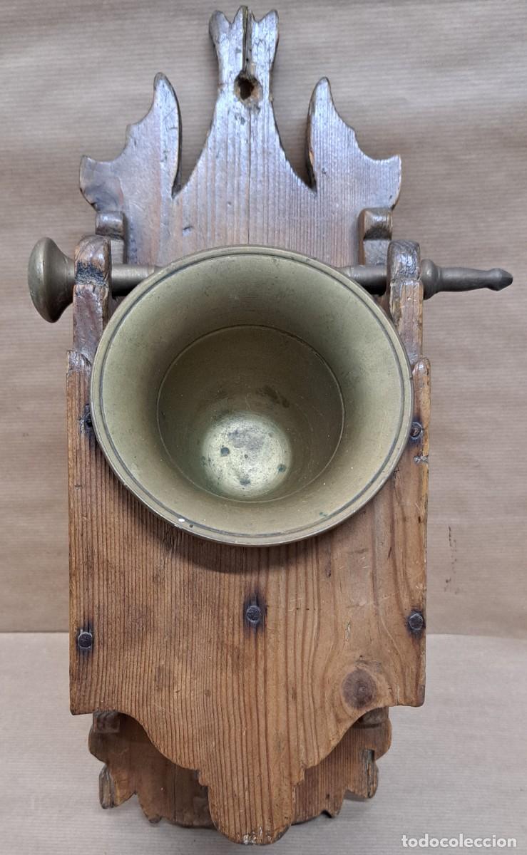 Antig&uuml;edades: Antiguo soporte de madera con mortero de bronce - Foto 2