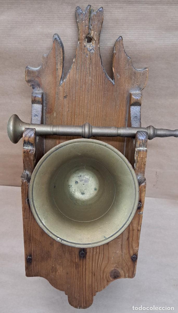 Antig&uuml;edades: Antiguo soporte de madera con mortero de bronce - Foto 3