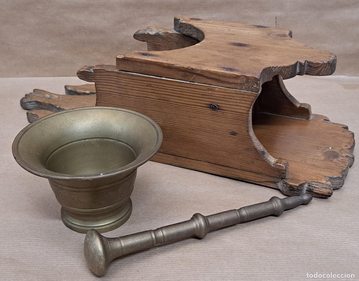 Antig&uuml;edades: Antiguo soporte de madera con mortero de bronce - Foto 4