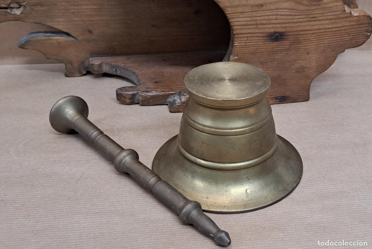 Antig&uuml;edades: Antiguo soporte de madera con mortero de bronce - Foto 8