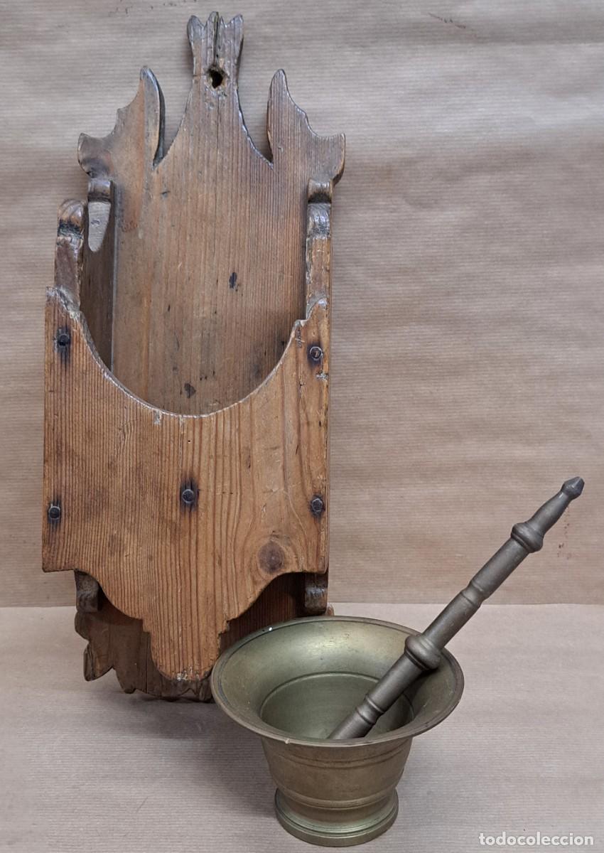Antig&uuml;edades: Antiguo soporte de madera con mortero de bronce - Foto 9