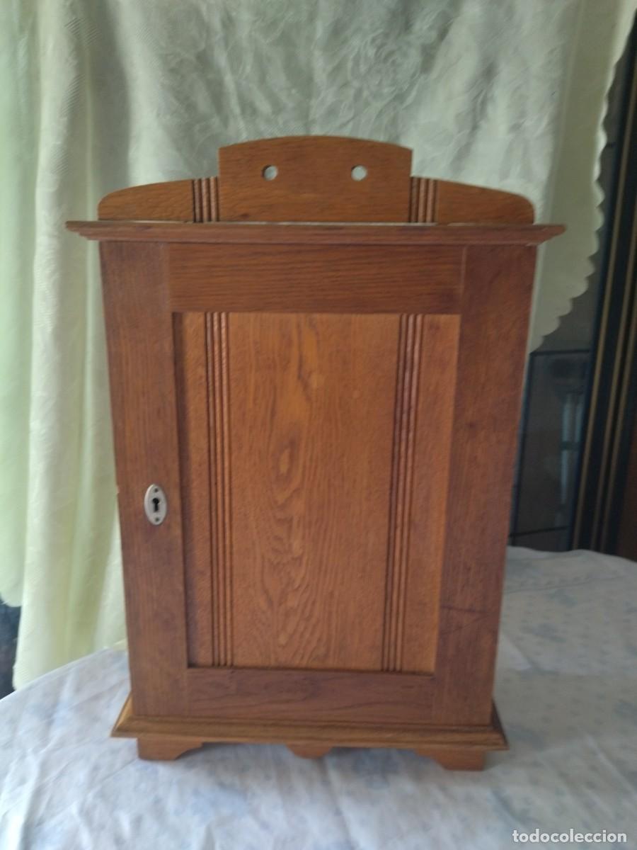 Antig&uuml;edades: Antiguo botiqu&iacute;n de madera de roble. con llave original - Foto 1