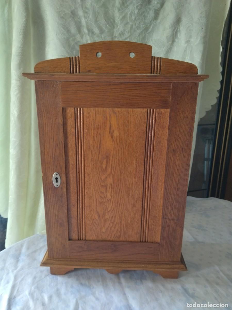 Antig&uuml;edades: Antiguo botiqu&iacute;n de madera de roble. con llave original - Foto 2