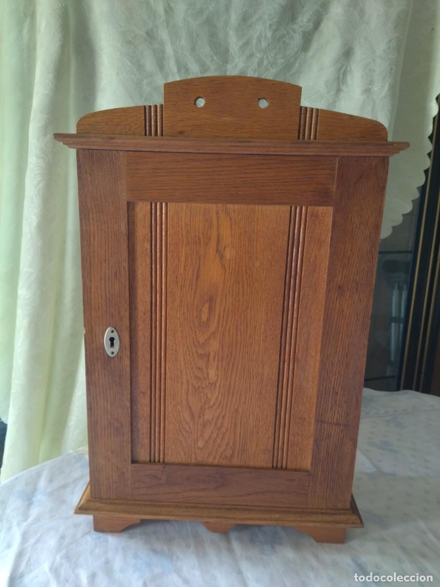 Antig&uuml;edades: Antiguo botiqu&iacute;n de madera de roble. con llave original - Foto 3