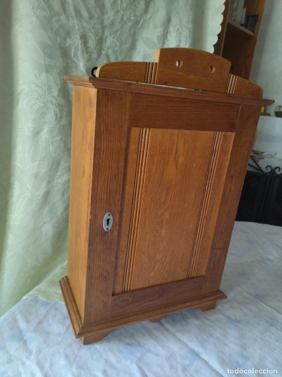Antig&uuml;edades: Antiguo botiqu&iacute;n de madera de roble. con llave original - Foto 4