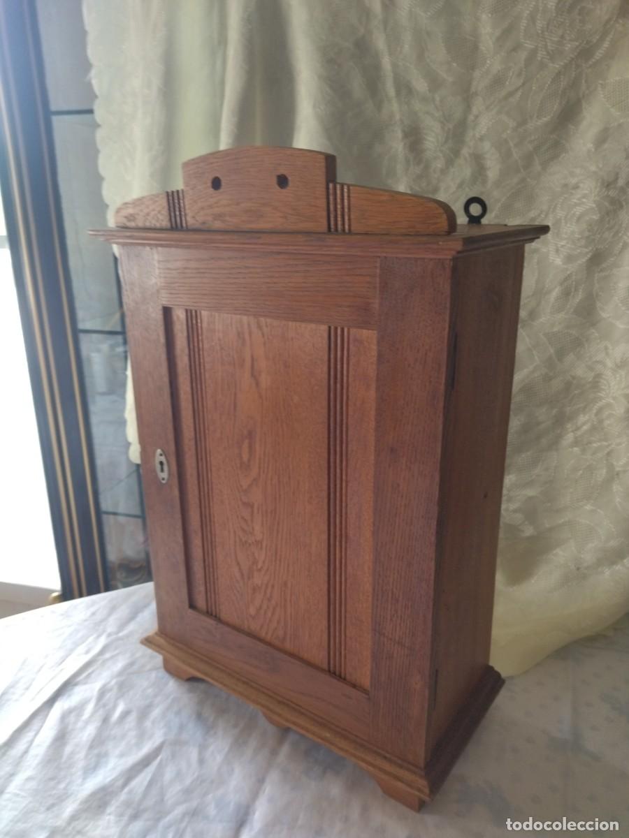 Antig&uuml;edades: Antiguo botiqu&iacute;n de madera de roble. con llave original - Foto 5