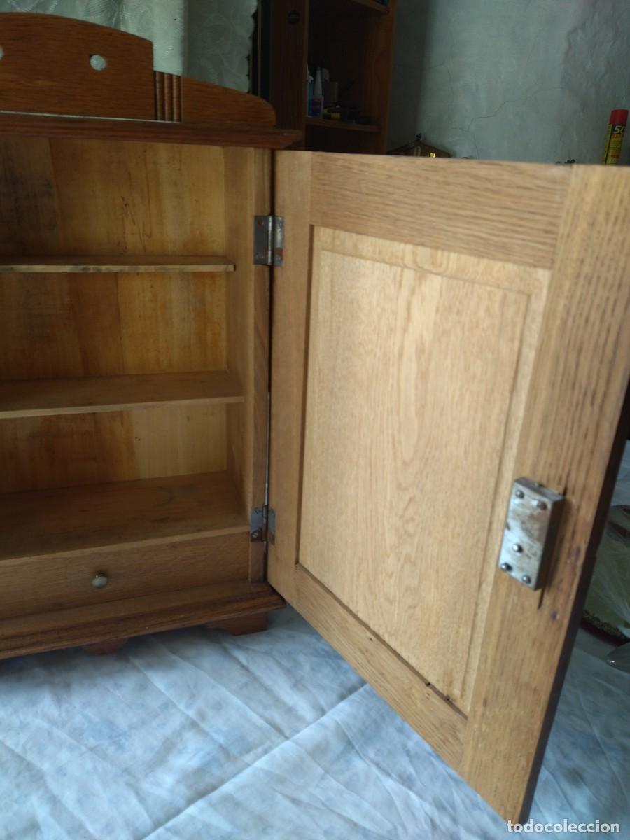 Antig&uuml;edades: Antiguo botiqu&iacute;n de madera de roble. con llave original - Foto 9