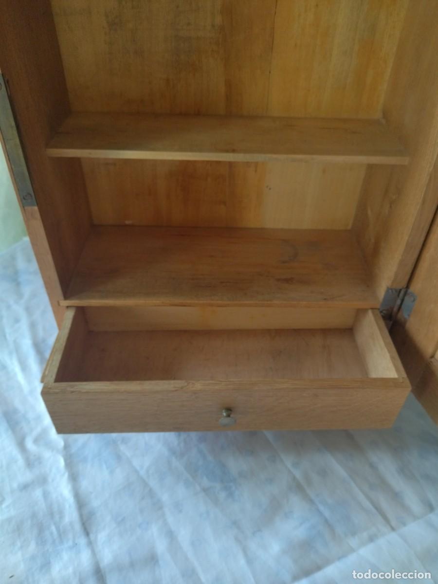 Antig&uuml;edades: Antiguo botiqu&iacute;n de madera de roble. con llave original - Foto 11