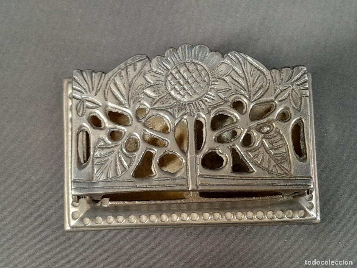 Oggetti Antichi: CAJITA DE SELLOS EN METAL PLATEADO. DECORACIONES EN MOTIVOS FLORALES. PRINCIPIOS S.XX