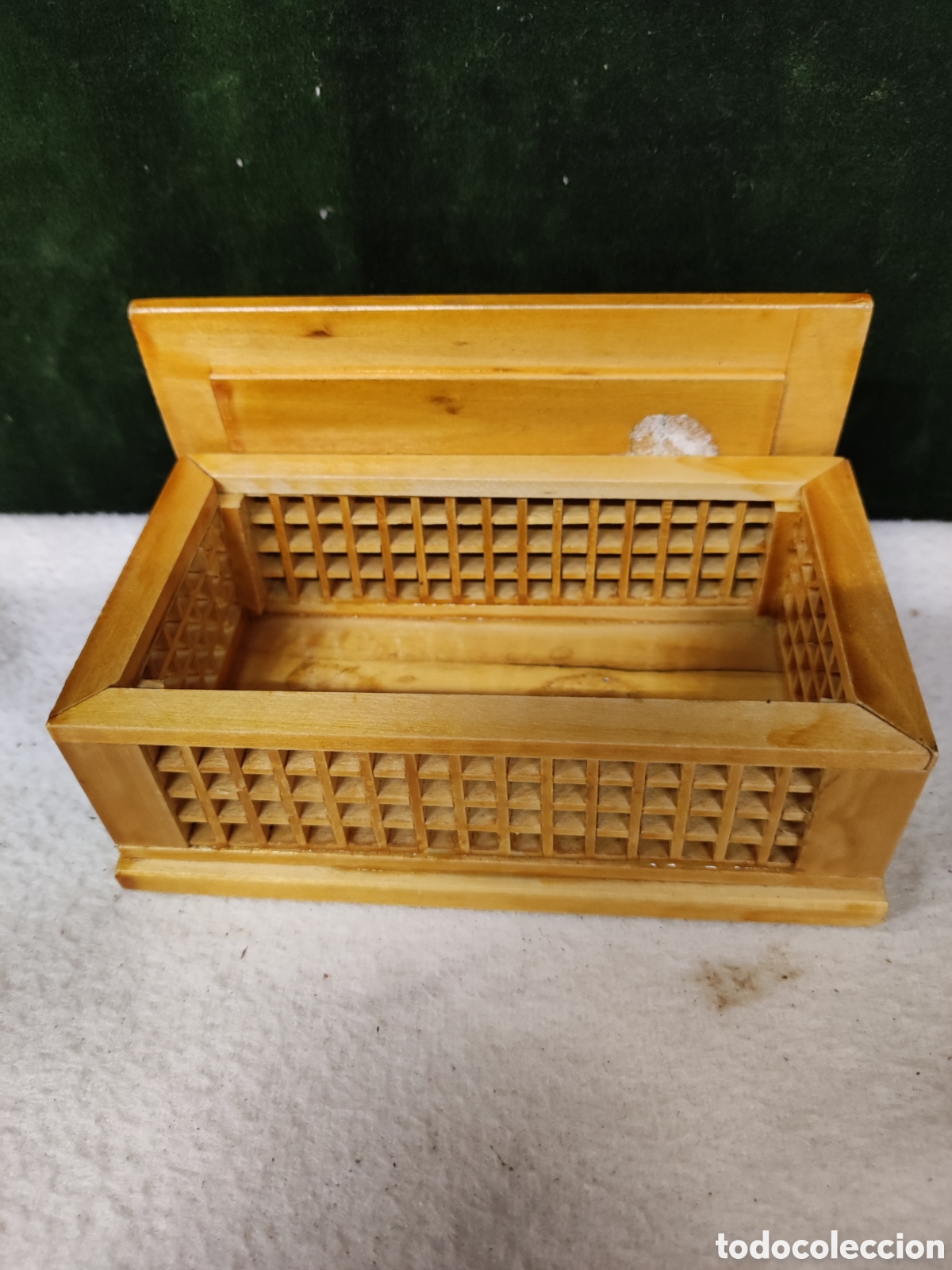 Antig&uuml;edades: Cajita de madera con tapa labrada - Foto 2