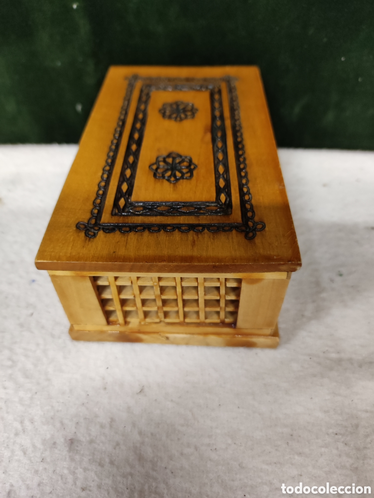 Antig&uuml;edades: Cajita de madera con tapa labrada - Foto 3