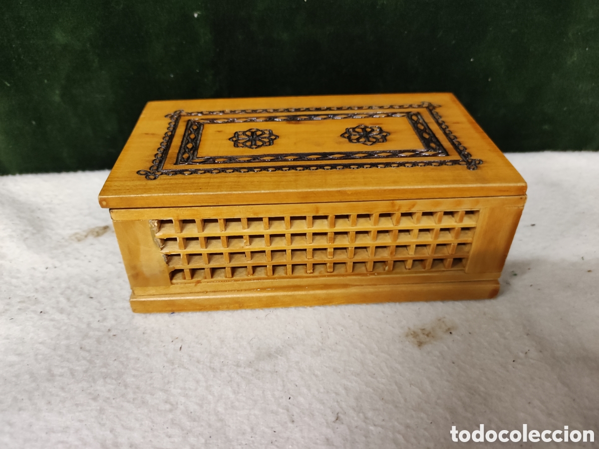 Antig&uuml;edades: Cajita de madera con tapa labrada - Foto 4