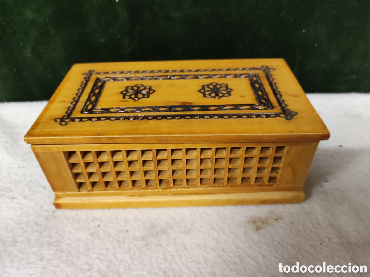 Antig&uuml;edades: Cajita de madera con tapa labrada - Foto 1