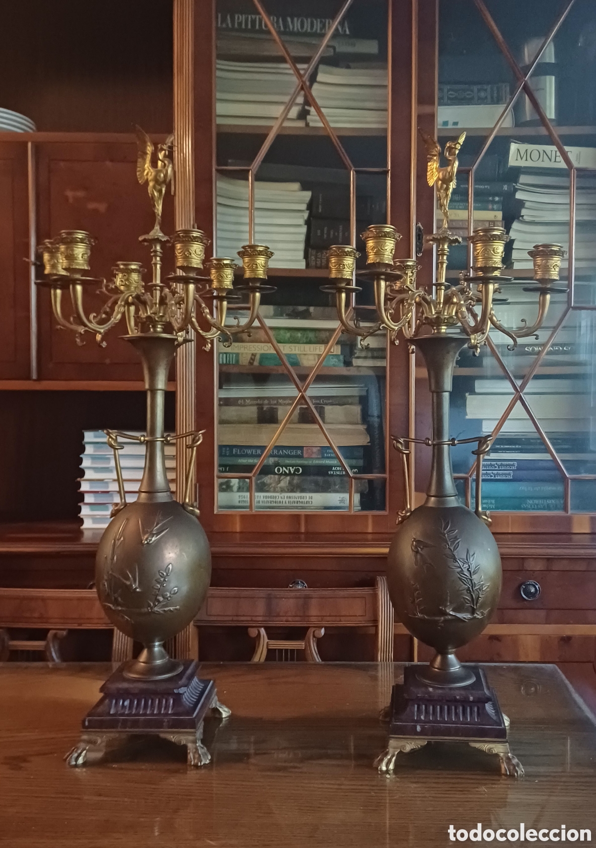 Antig&uuml;edades: Pareja de candelabros franceses de bronce, &eacute;poca de Napole&oacute;n, 1870.