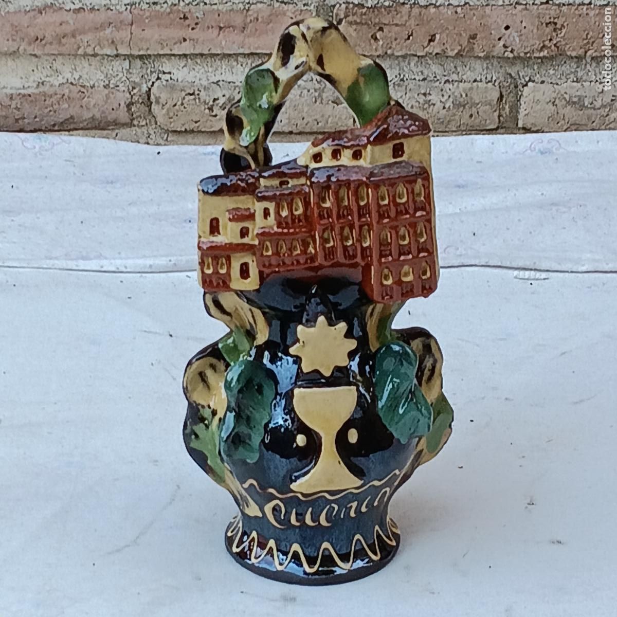 Antig&uuml;edades: BOTIJO EN RELIEVE - CERAMICA DE CUENCA. - Foto 1