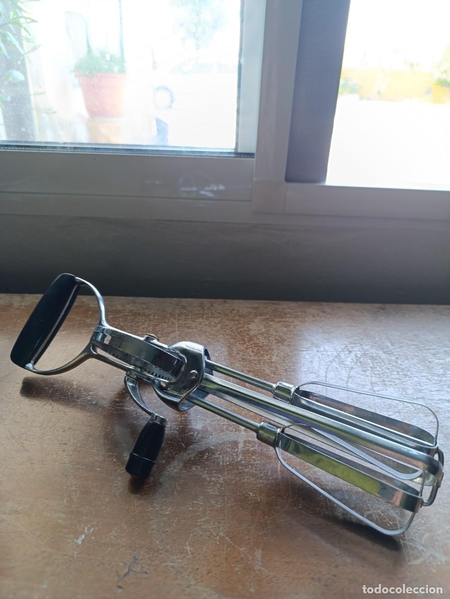 Antig&uuml;edades: Practica batidora manual de hierro sin marca - Foto 1
