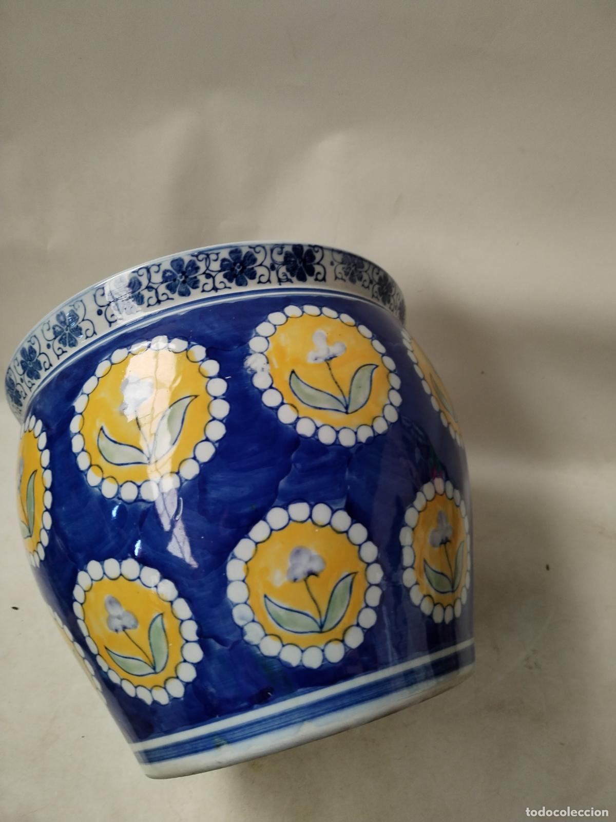 Antig&uuml;edades: macetero azul de ceramica - Foto 2