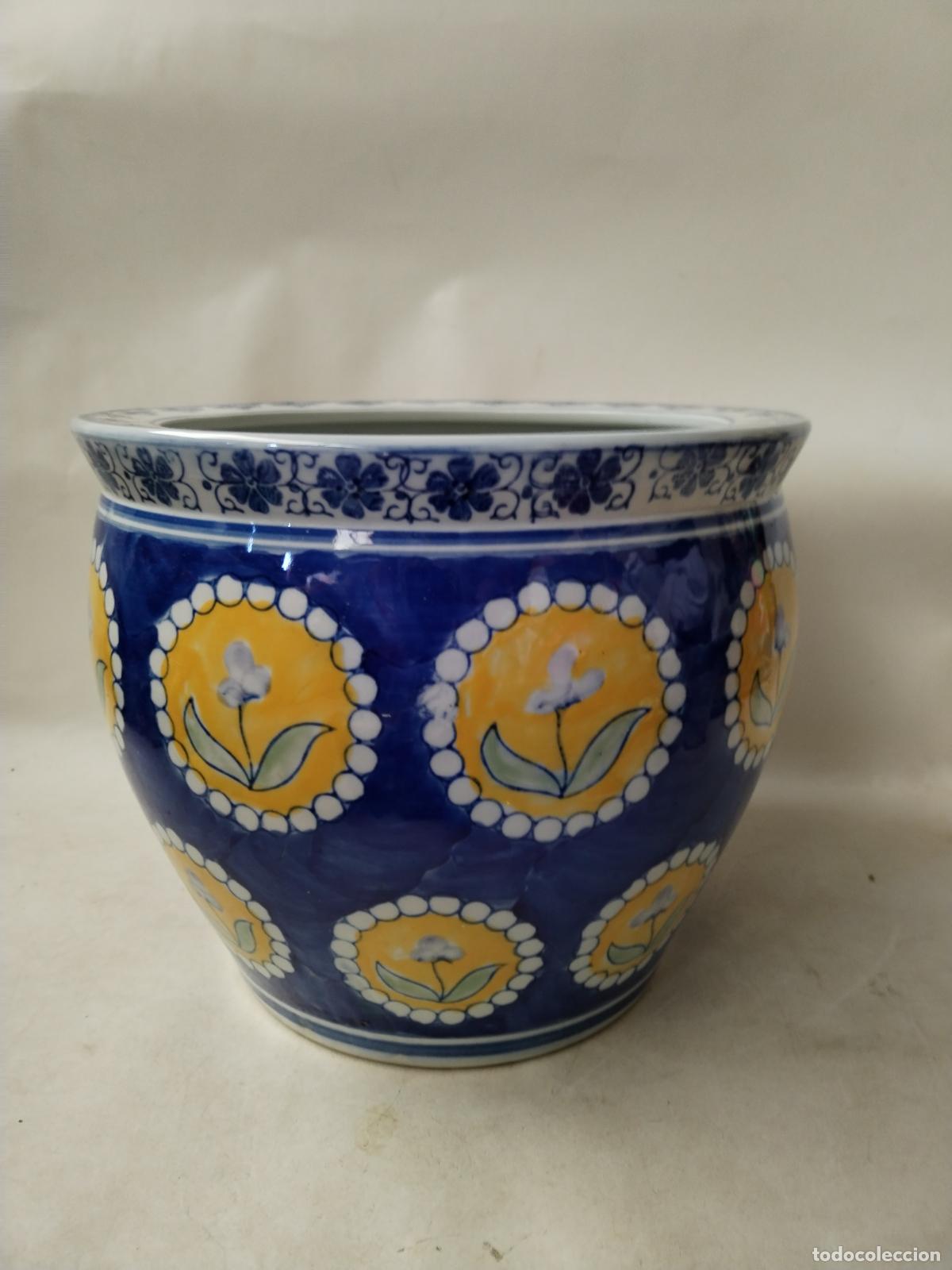 Antig&uuml;edades: macetero azul de ceramica - Foto 5