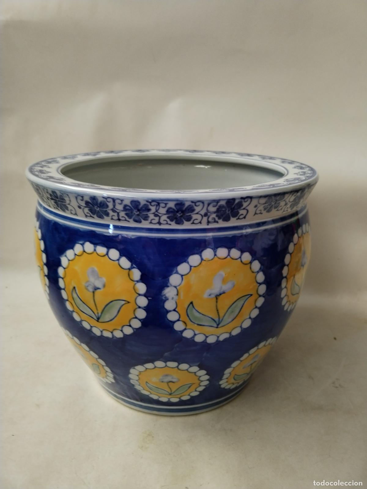 Antig&uuml;edades: macetero azul de ceramica - Foto 7