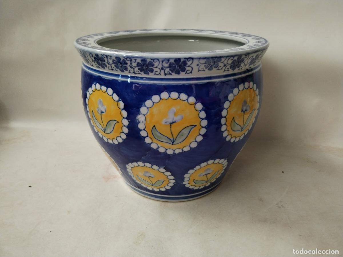 Antig&uuml;edades: macetero azul de ceramica - Foto 8