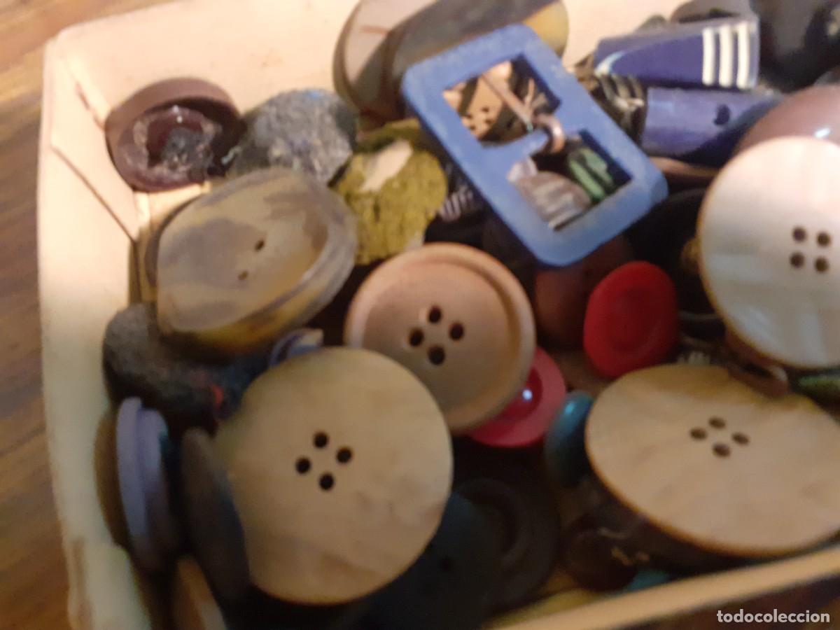 Antig&uuml;edades: Caja de botones antiguos - Foto 2