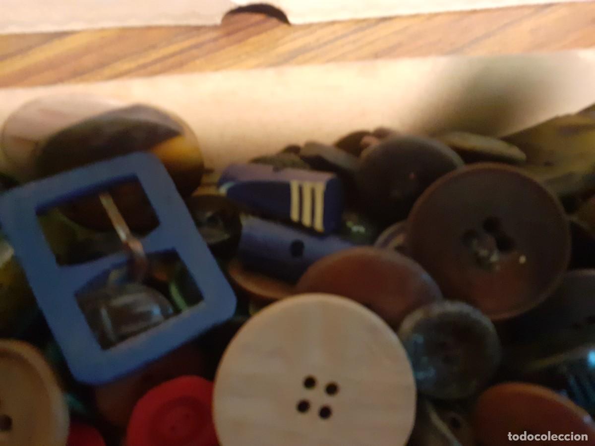 Antig&uuml;edades: Caja de botones antiguos - Foto 3