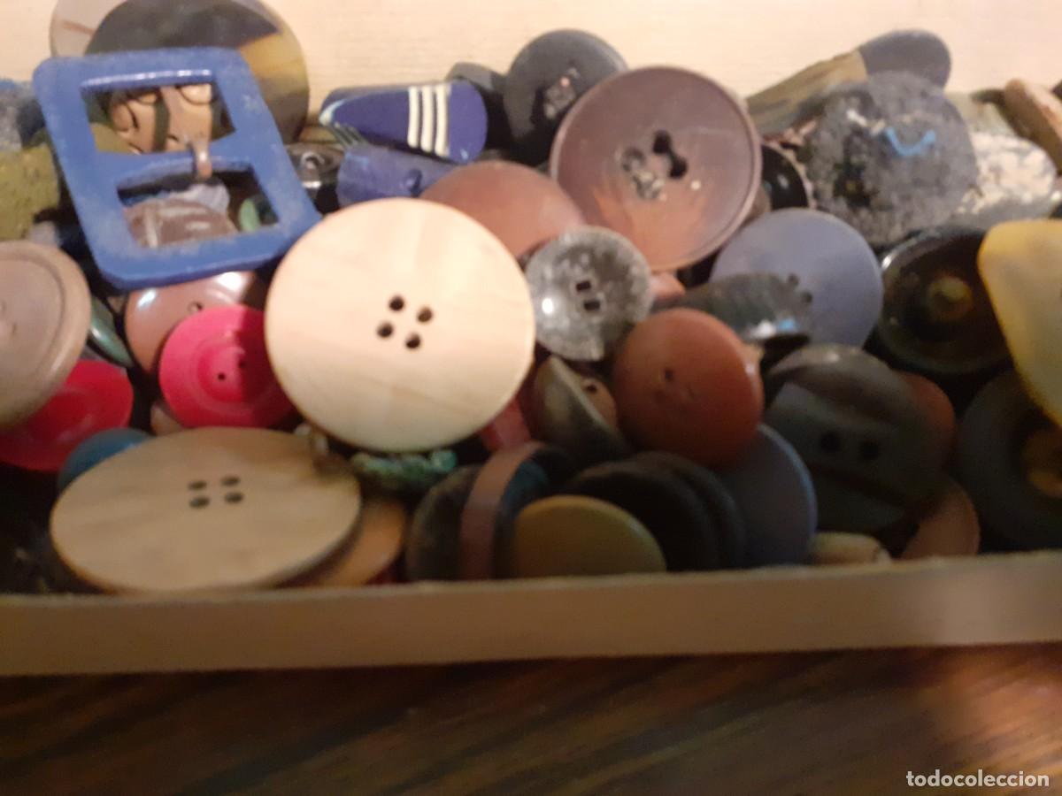 Antig&uuml;edades: Caja de botones antiguos - Foto 4