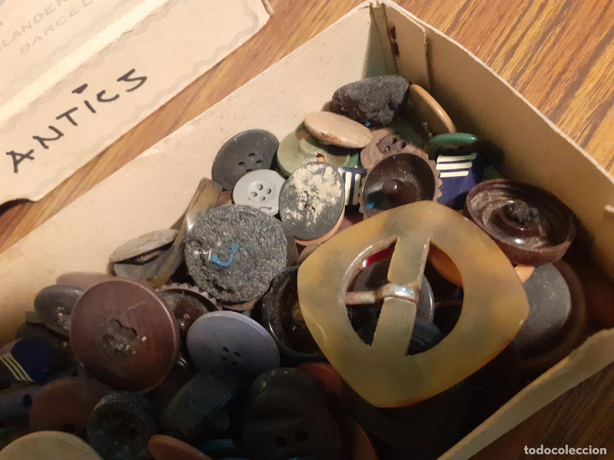 Antig&uuml;edades: Caja de botones antiguos - Foto 5