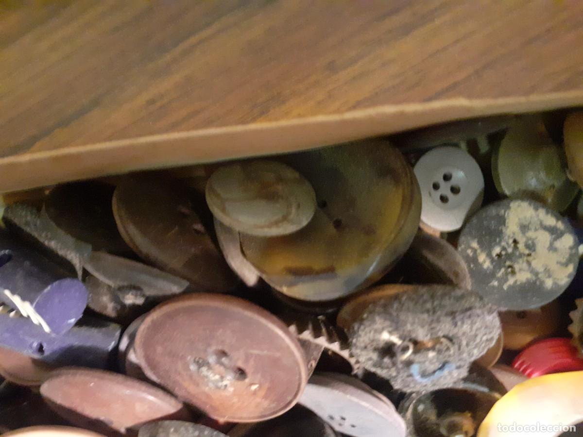 Antig&uuml;edades: Caja de botones antiguos - Foto 6