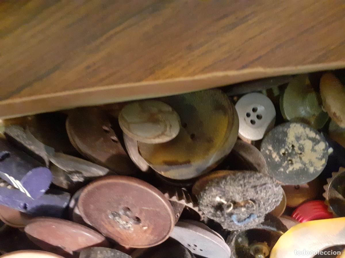 Antig&uuml;edades: Caja de botones antiguos - Foto 7