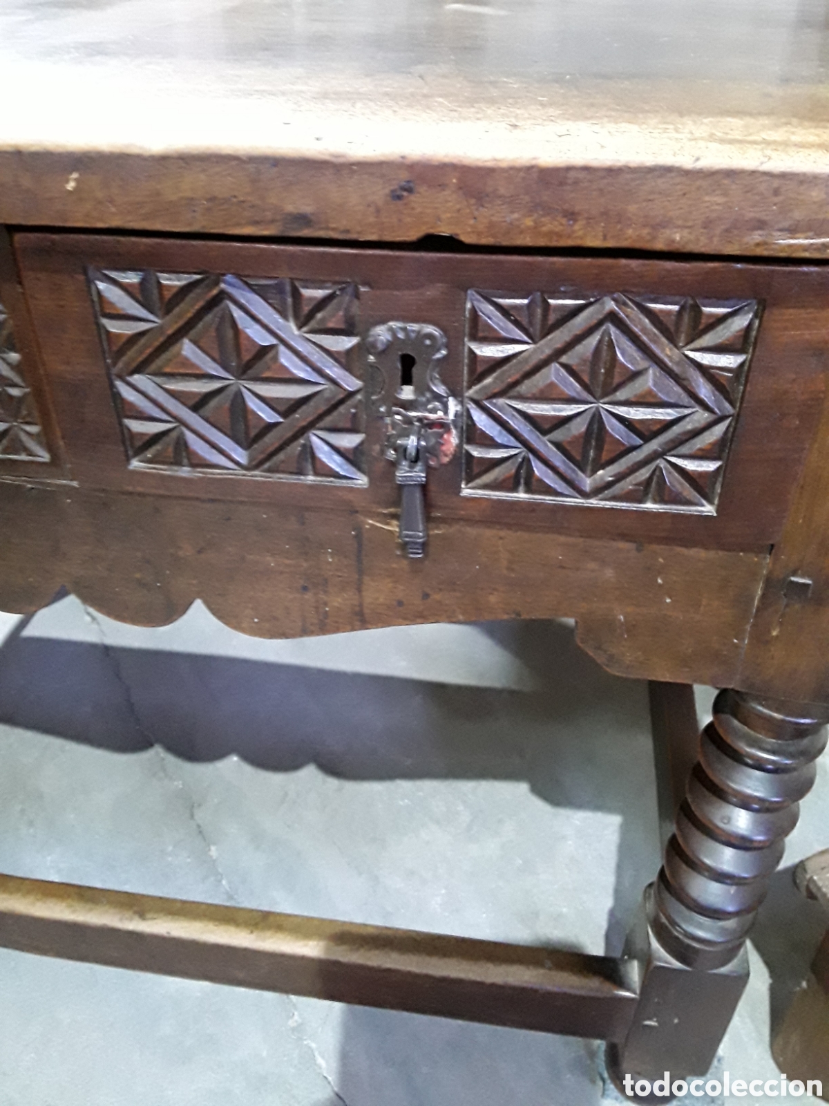 Antig&uuml;edades: Mesa tallada de nogal ( S XVII ) - Foto 2