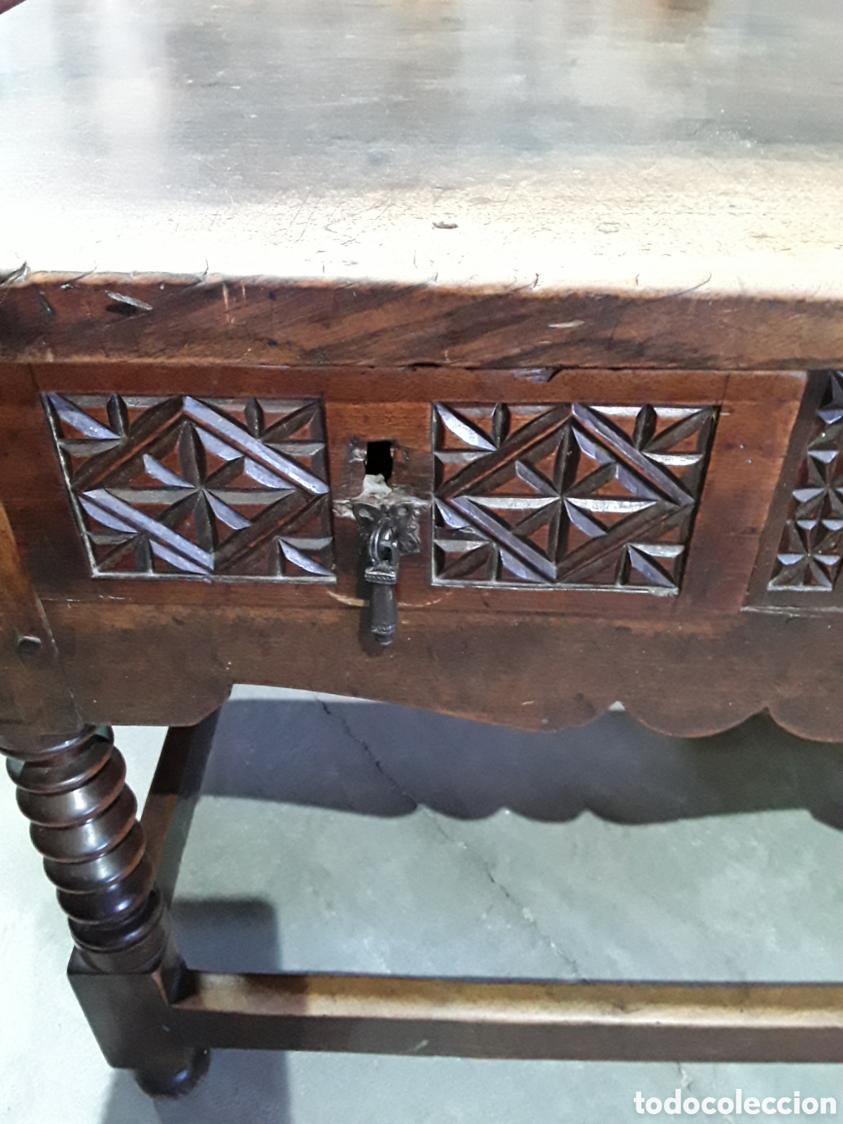 Antig&uuml;edades: Mesa tallada de nogal ( S XVII ) - Foto 3