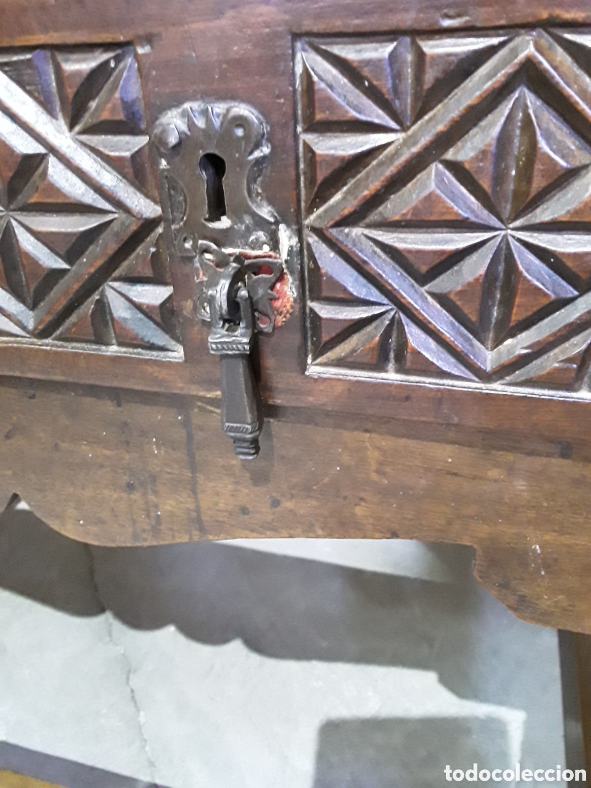 Antig&uuml;edades: Mesa tallada de nogal ( S XVII ) - Foto 17