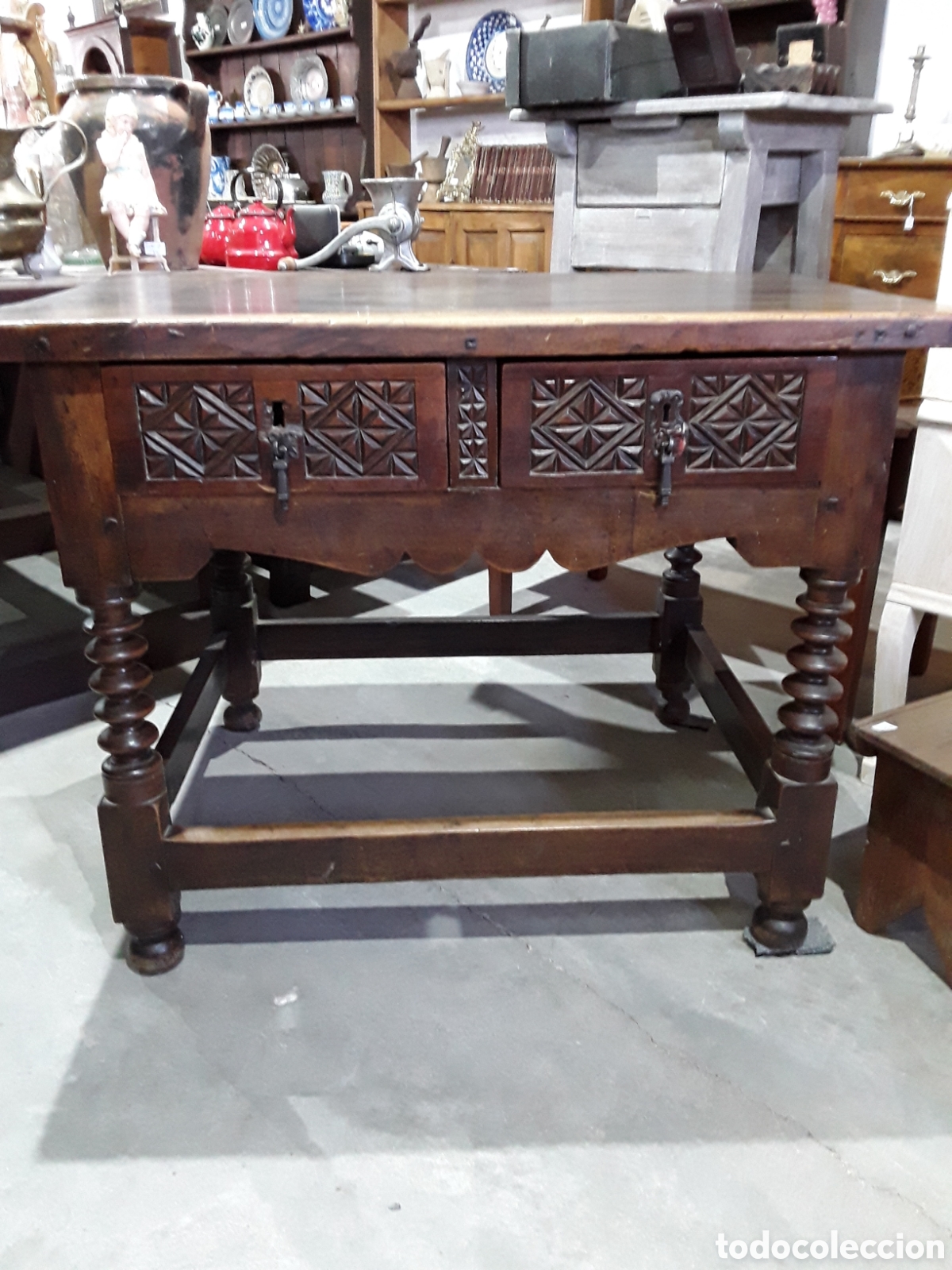 Antig&uuml;edades: Mesa tallada de nogal ( S XVII ) - Foto 1