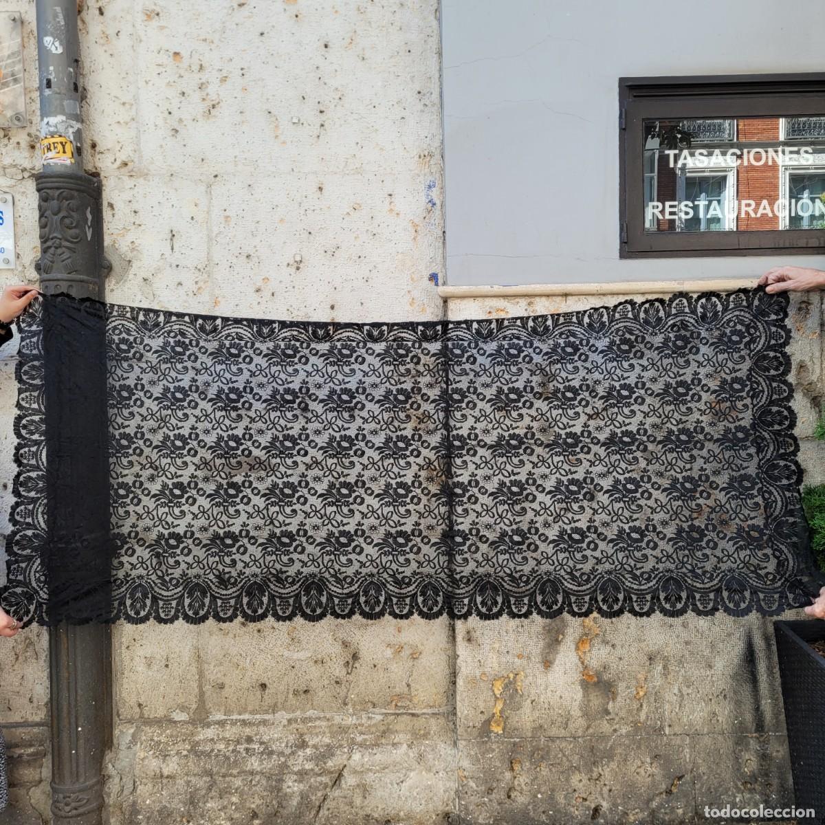 Antig&uuml;edades: Mantilla de encaje con blonda rectangular, p. s. XX - Espa&ntilde;a - Foto 1