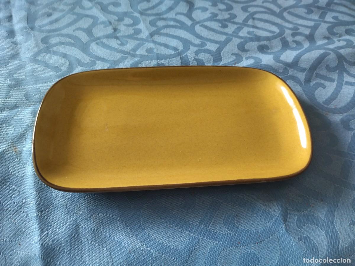 Antig&uuml;edades: Bandeja rectangular de loza, en color amarillo. sin marca. - Foto 1