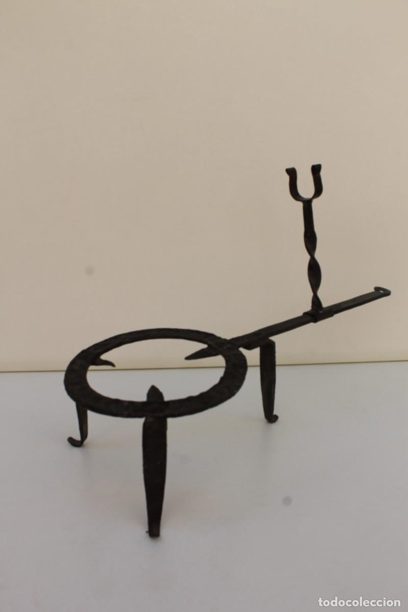 Antig&uuml;edades: TREBEDE DE HIERRO FORJADO - 18 CM DE DIAMETRO. - Foto 1