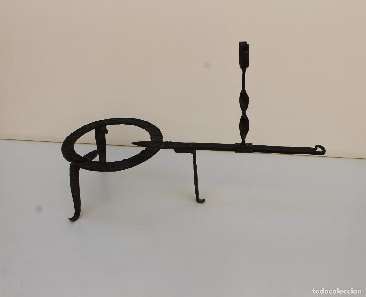 Antig&uuml;edades: TREBEDE DE HIERRO FORJADO - 18 CM DE DIAMETRO. - Foto 2