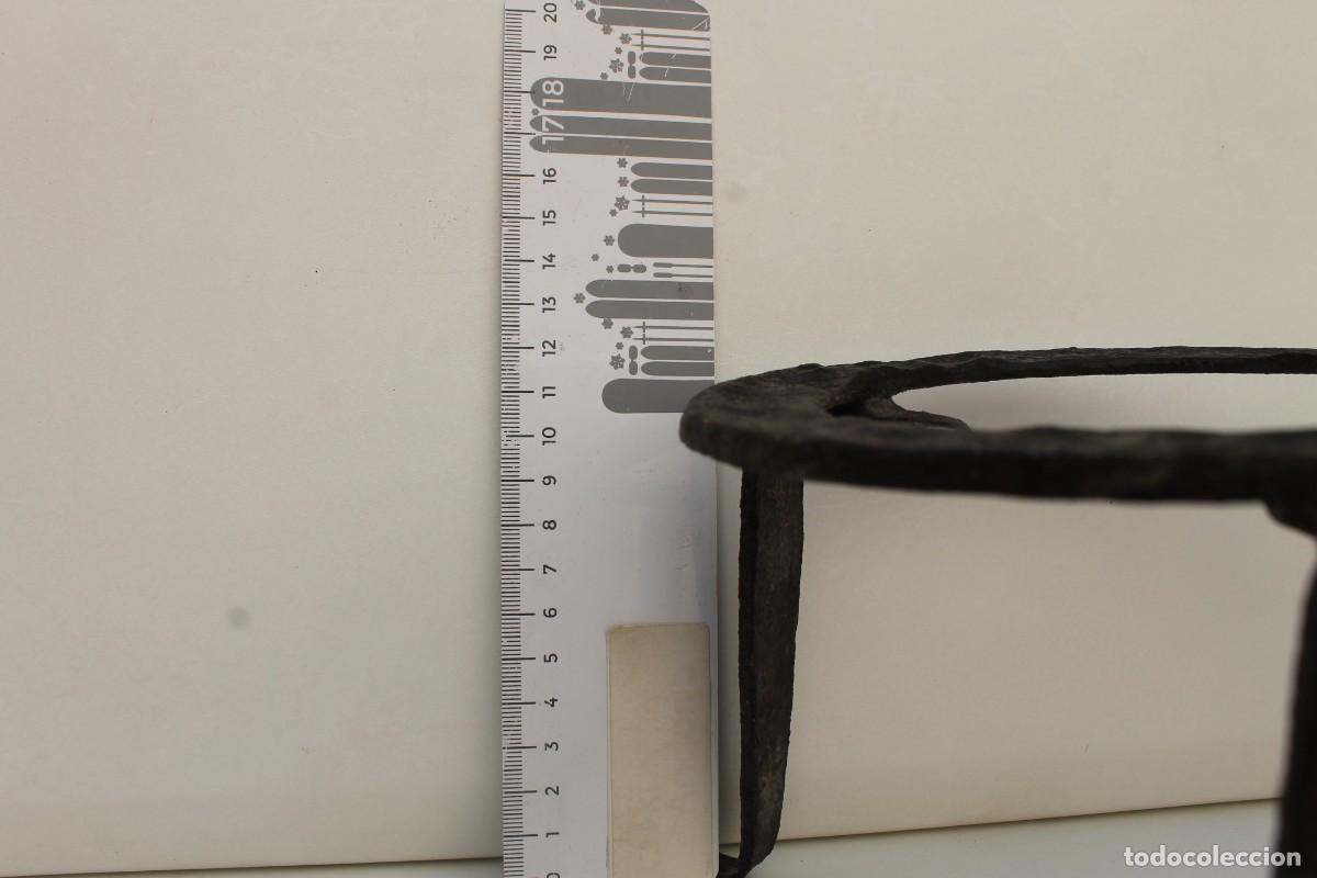 Antig&uuml;edades: TREBEDE DE HIERRO FORJADO - 18 CM DE DIAMETRO. - Foto 4