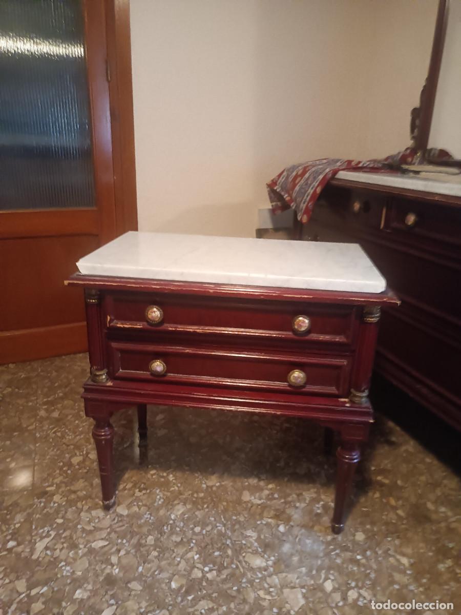 Antig&uuml;edades: Mesitas de noche antiguas - Foto 1