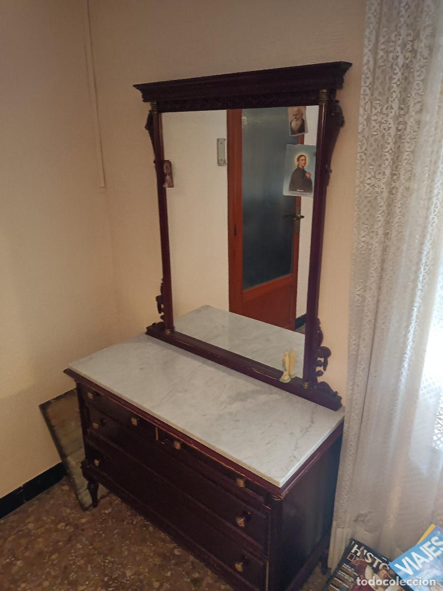 Antig&uuml;edades: comoda antigua con espejo - Foto 1