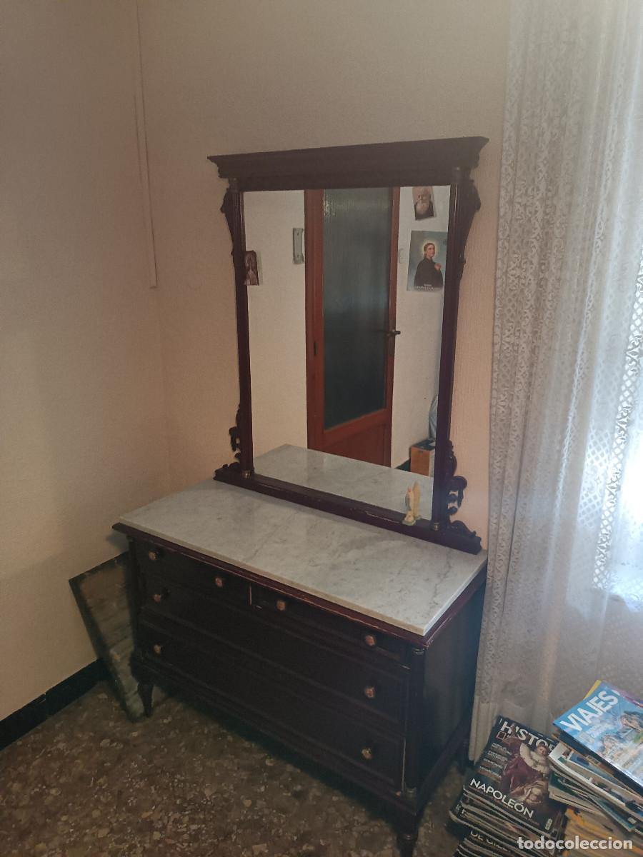 Antig&uuml;edades: comoda antigua con espejo - Foto 3