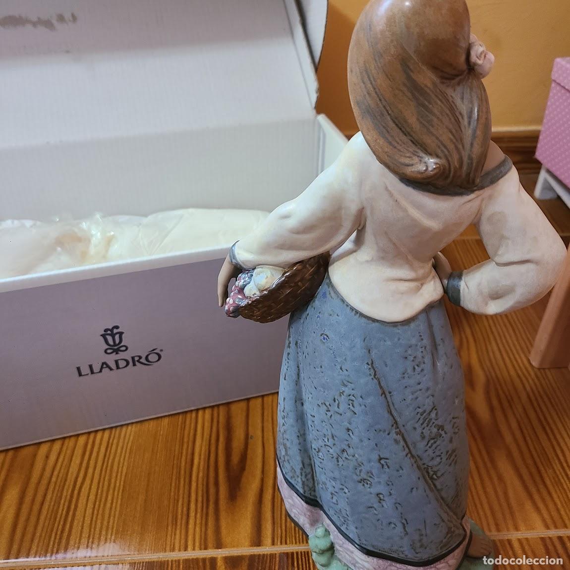 Antig&uuml;edades: Figura de mujer con cesta de frutas. - Foto 2