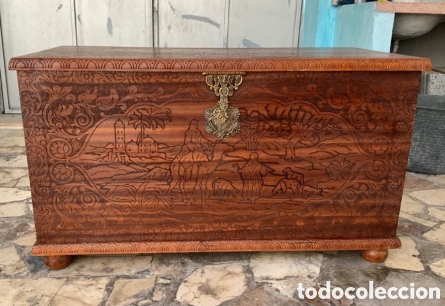 Antig&uuml;edades: Ba&uacute;l de madera tallada - Foto 1